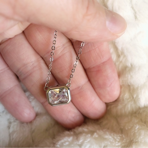 Elegant Silver Necklace with Clear Gemstone - Picture 5 of 9